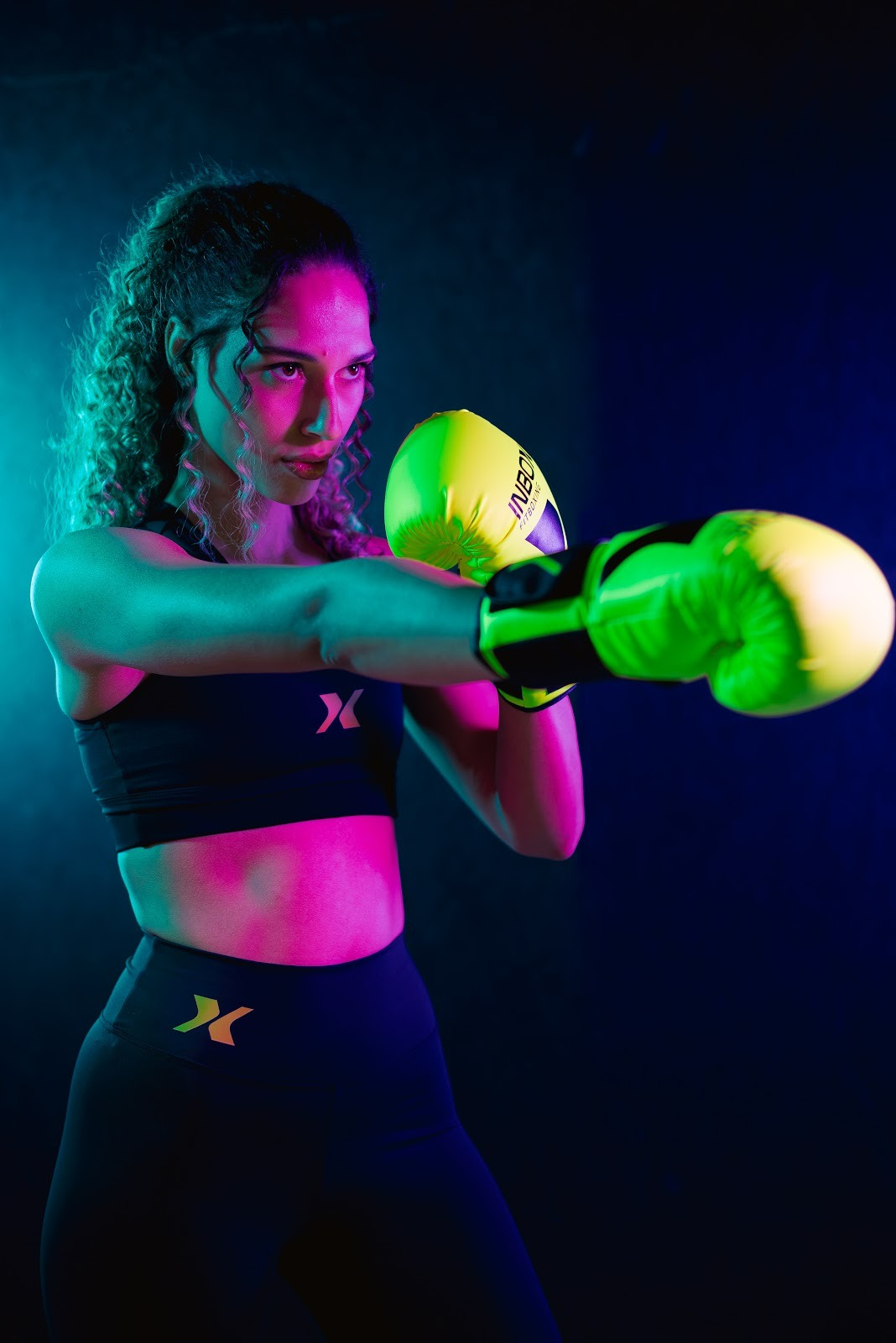 mulher em treino inboxe