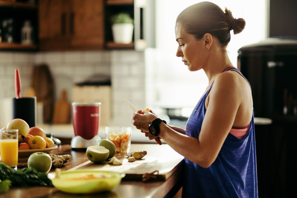 mulher preparando sua alimentação
